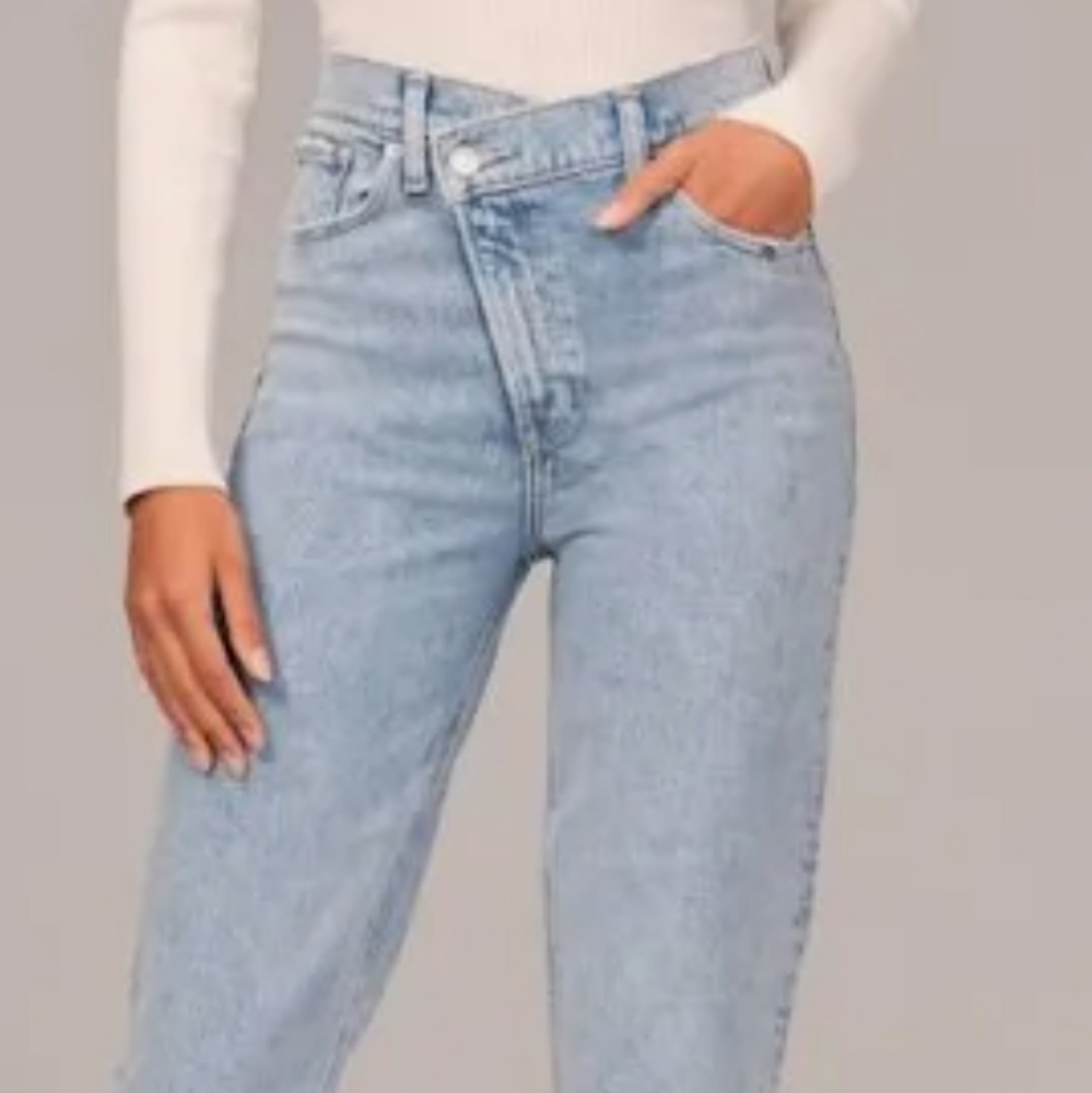 Abercrombie and Fitch The 90’s Straight Ultra High Rise. Size 27 / 4